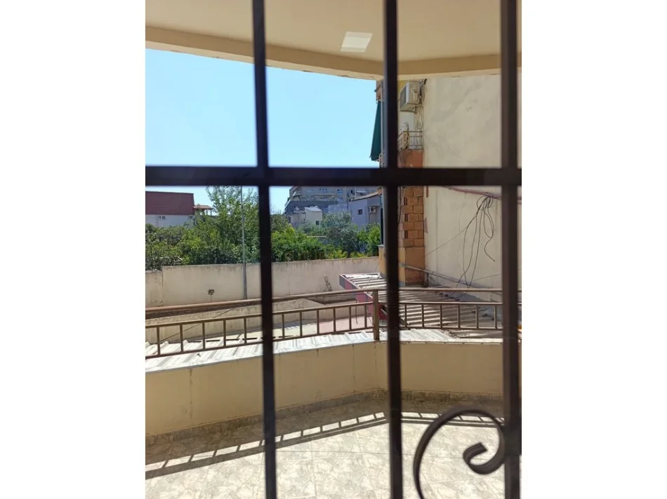Tirane, jap me qera apartament 1+1 Kati 1, 60 m² 400 € (Laprake.)