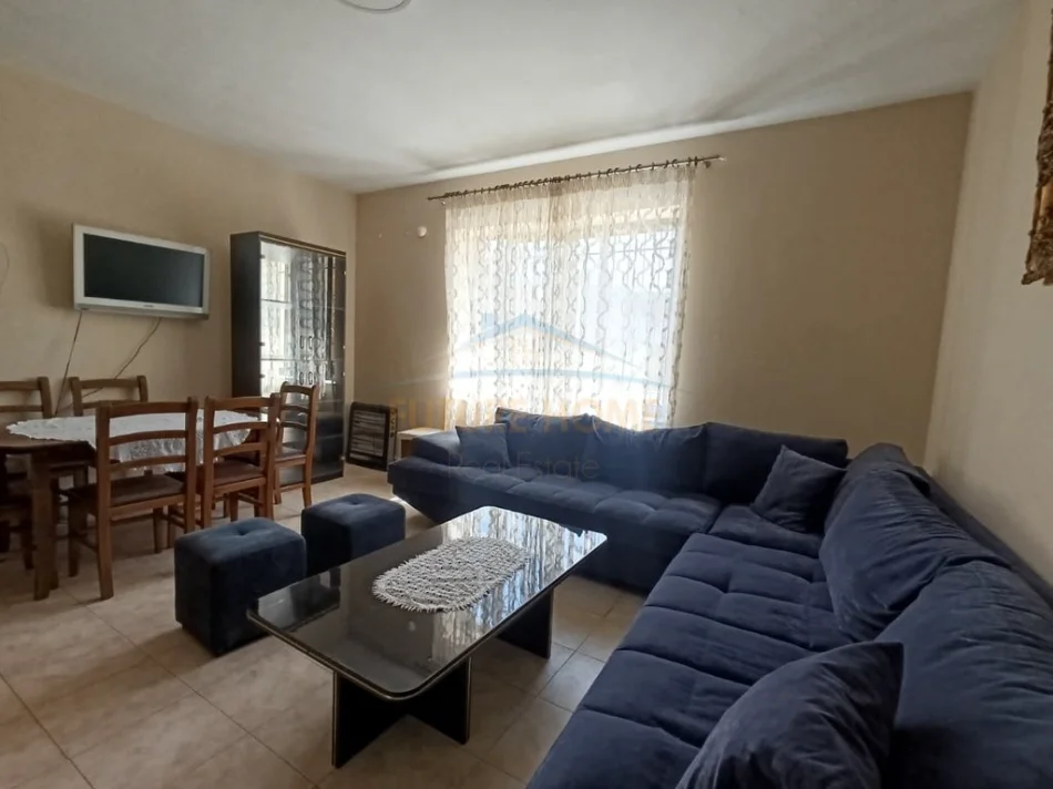 Tirane, jepet me qera apartament 1+1 Kati 1, 60 m² 400 € (Laprake, Kupola)