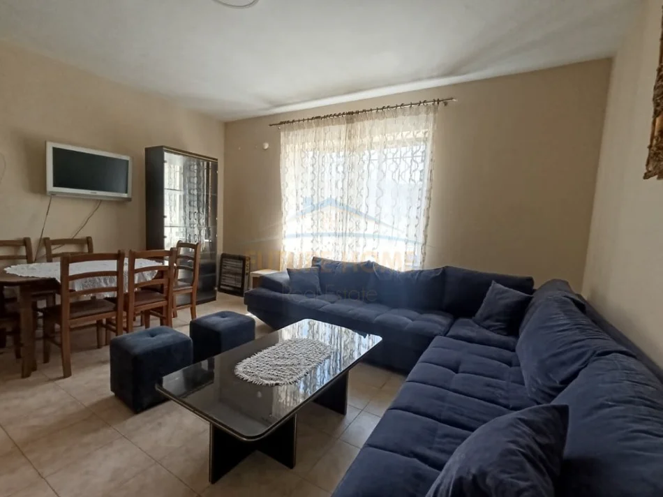 Tirane, jap me qera apartament 1+1 Kati 1, 60 m² 400 € (Laprake.)