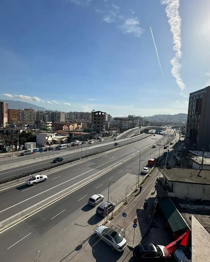 Tirane, jepet me qera zyre Kati 3, 170 m² 1.000 € (teodor keko)