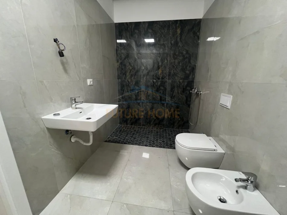 Tirane, jepet me qera ambjent biznesi , 160 m² 2.500 € (Rruga e Kavajes)