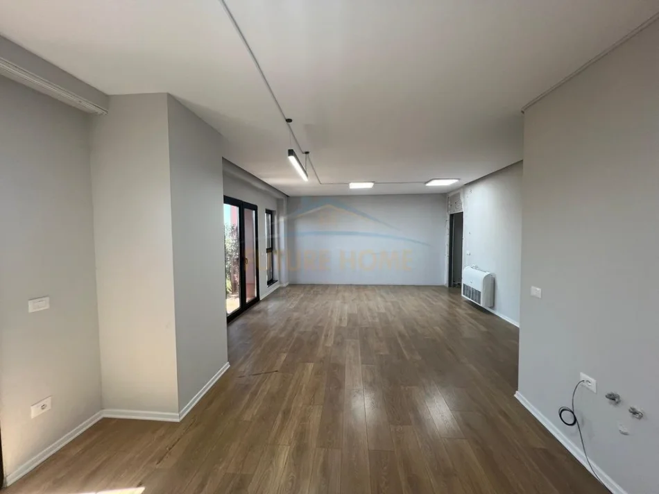 Tirane, jepet me qera ambjent biznesi , 160 m² 2.500 € 