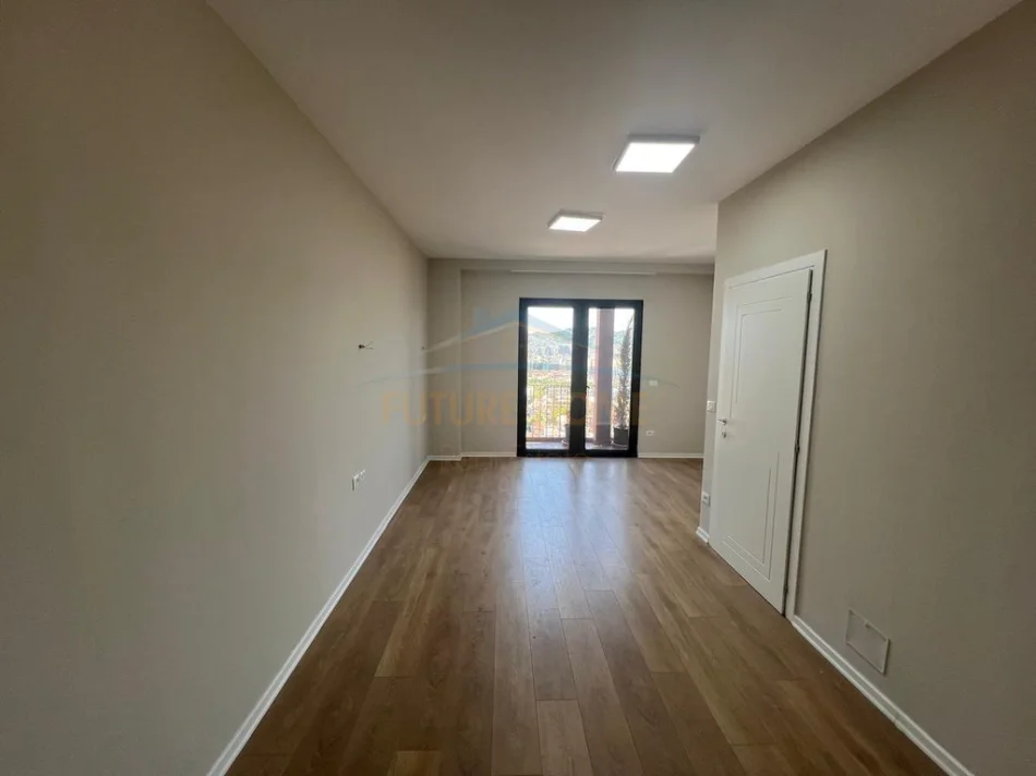 Tirane, jepet me qera ambjent biznesi , 160 m² 2.500 € (Rruga e Kavajes)