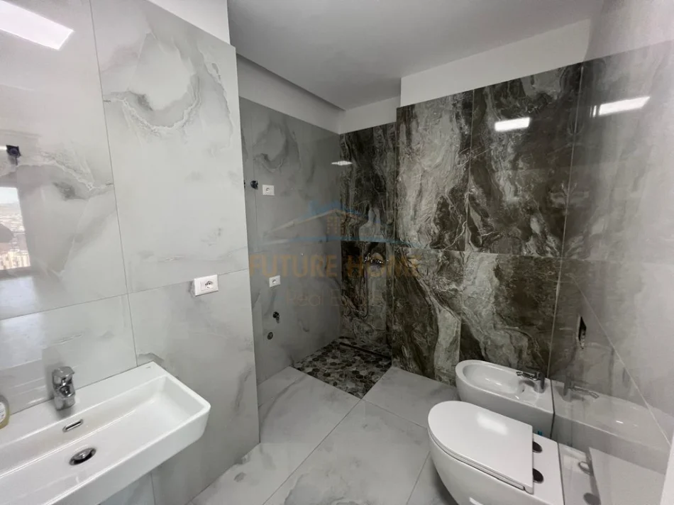 Tirane, jepet me qera ambjent biznesi , 160 m² 2.500 € 
