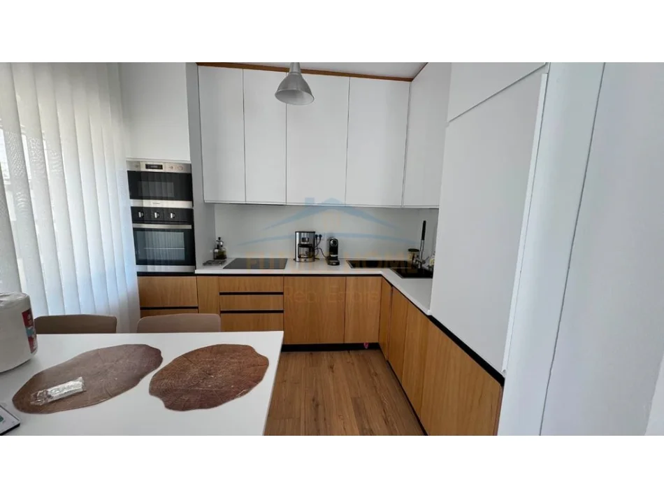Qerret, shitet Vile Vile 3 Katshe , 358 m² 1.300.000 € (Kompleksi Diell , Qerret.)
