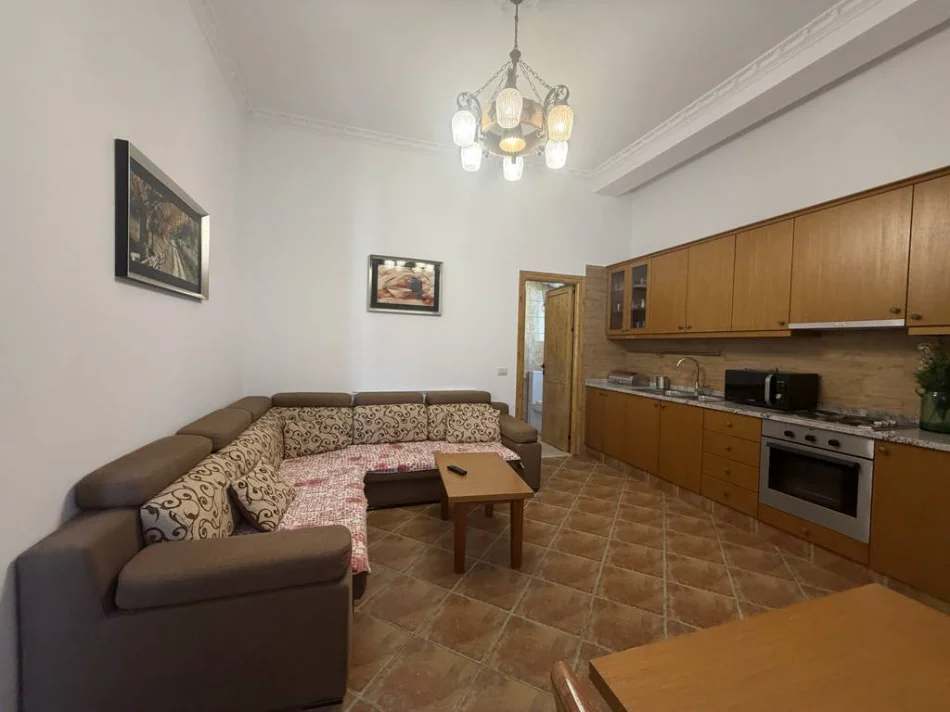 Tirane, jepet me qera apartament 1+1+Ballkon Kati 6, 60 m² 600 € (Blloku i Ambasadave)