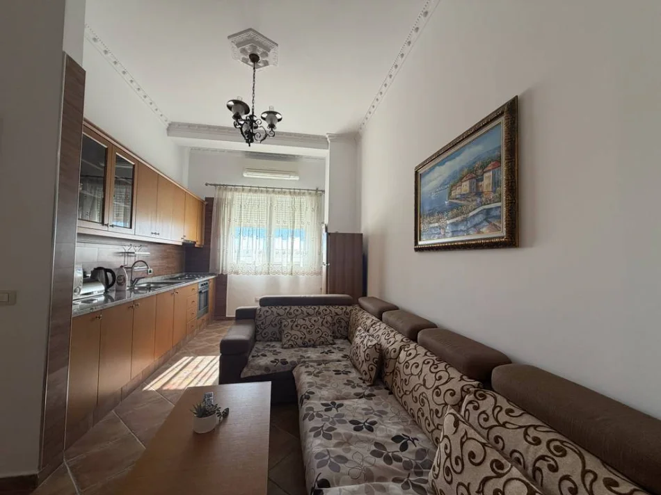 Tirane, jepet me qera apartament 1+1+Ballkon Kati 6, 71 m² 600 € (Blloku i Ambasadave)