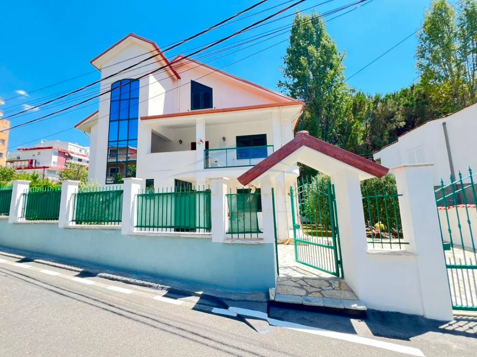 Tirane, shitet shtepi Vile 3 Katshe , 360 m² 375.000 € (FRESK)