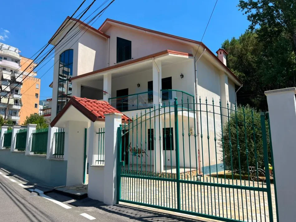 Shitet, Shtëpi Private 3-Katëshe, Fresku 0696069906