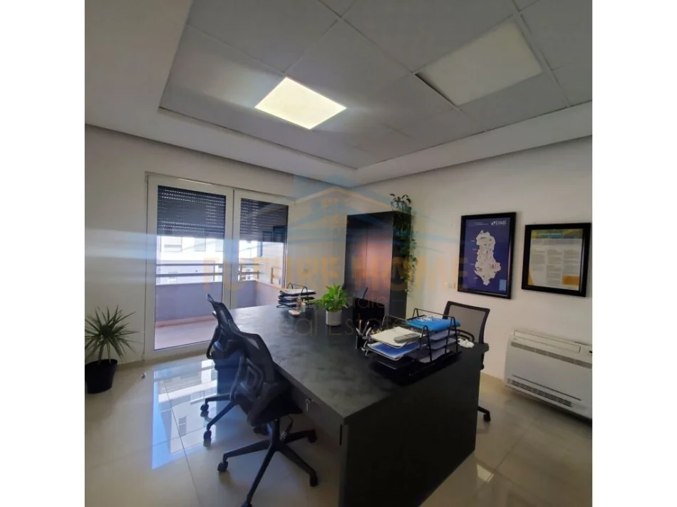 Tirane, jepet me qera zyre Kati 1, 147 m² 2.500 € (Rruga e Kavajes)