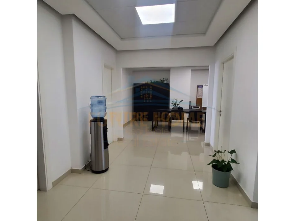 Tirane, jepet me qera zyre Kati 1, 147 m² 2.500 € (Rruga e Kavajes)