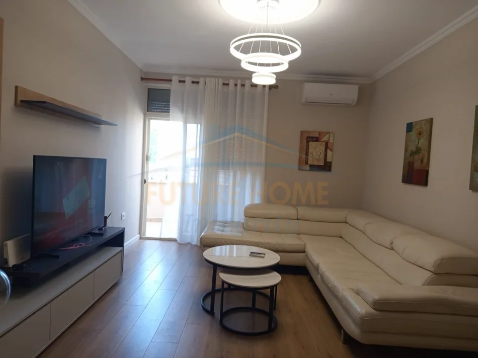 Tirane, jepet me qera apartament 1+1 Kati 9, 82 m² 800 € (9 Katëshet)