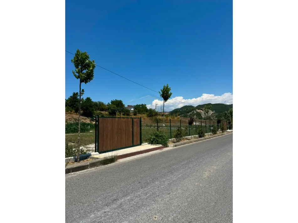 Tirane, shitet toke , 3.000 m² 330.000 € (Peze)