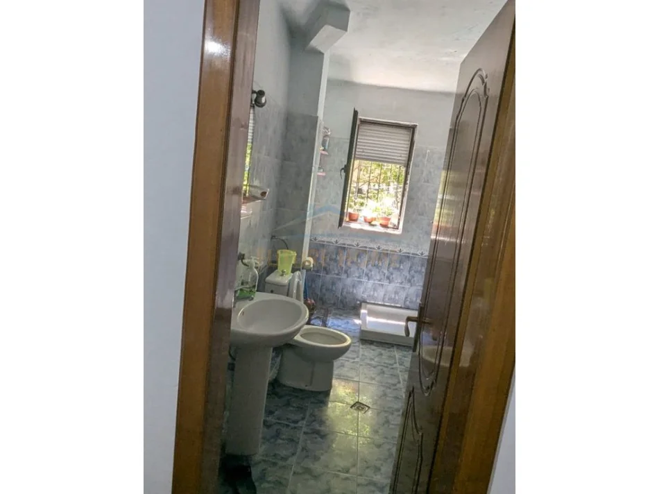 Shitet, Apartament 1+1, Ali Demi, Tiranë. 0696069906