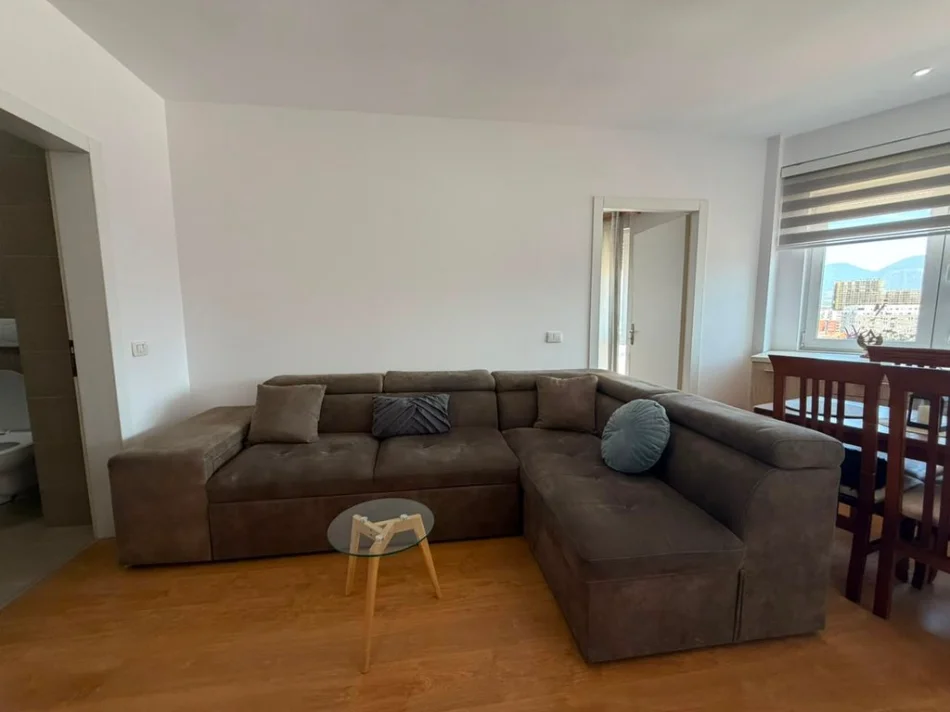Tirane, jepet me qera apartament 1+1 Kati 11, 48 m² 550 € (Kompleksi Kontakt)