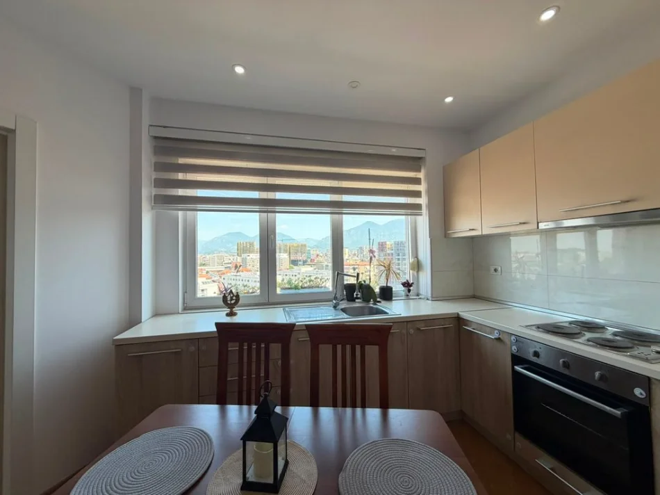Tirane, jepet me qera apartament 1+1 Kati 11, 48 m² 550 € (Kompleksi Kontakt)