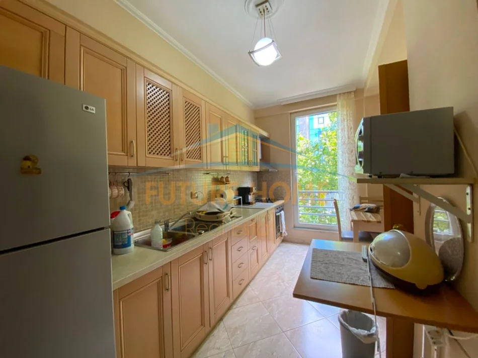 Tirane, jepet me qera apartament 1+1 Kati 4, 72 m² 500 € (Laprake)