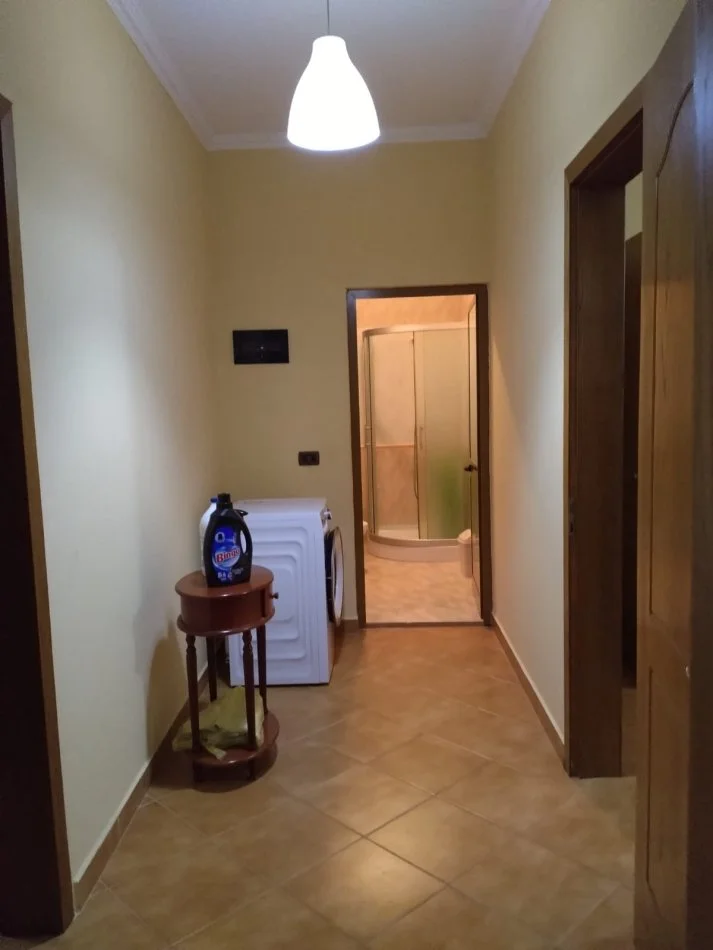 Tirane, jepet me qera apartament 2+1 Kati 2, 100 m² 401 € (rruga ethem haxhi beu)