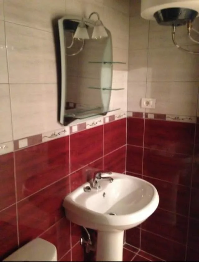 Tirane, jepet me qera apartament 3+1 Kati 2, 110 m² 300 Euro (Xhamlliku)