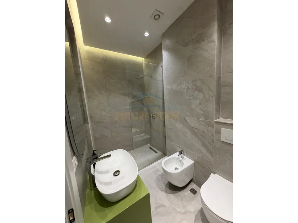 Tirane, jepet me qera apartament 2+1+Ballkon Kati 8, 73 m² 800 € (Unaza e re)