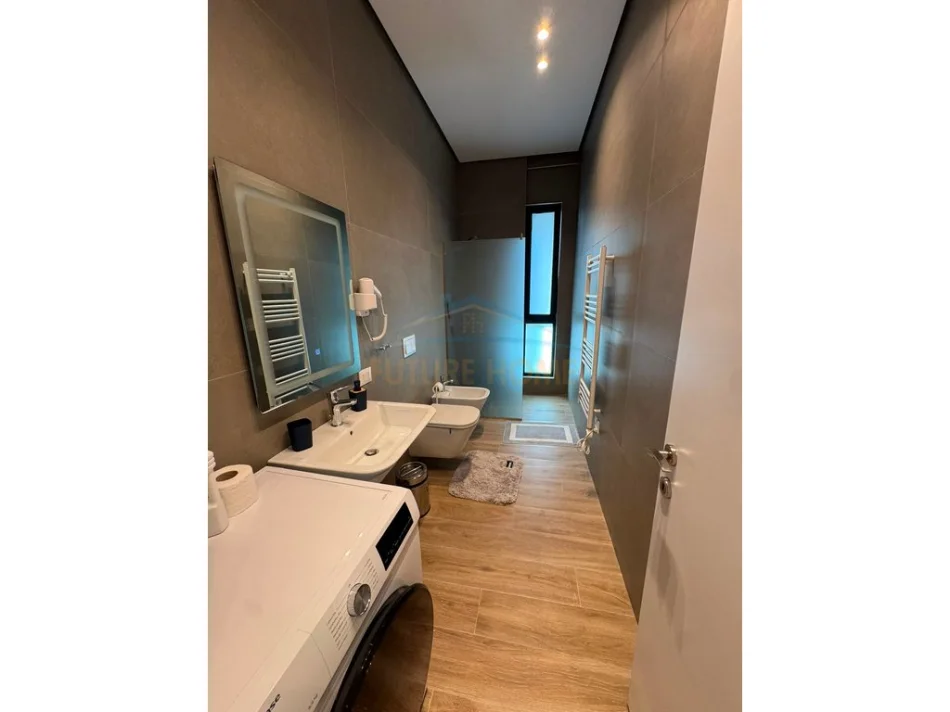 Tirane, jepet me qera apartament 2+1+Ballkon Kati 8, 96 m² 1.300 € (Rruga e Kavajes)