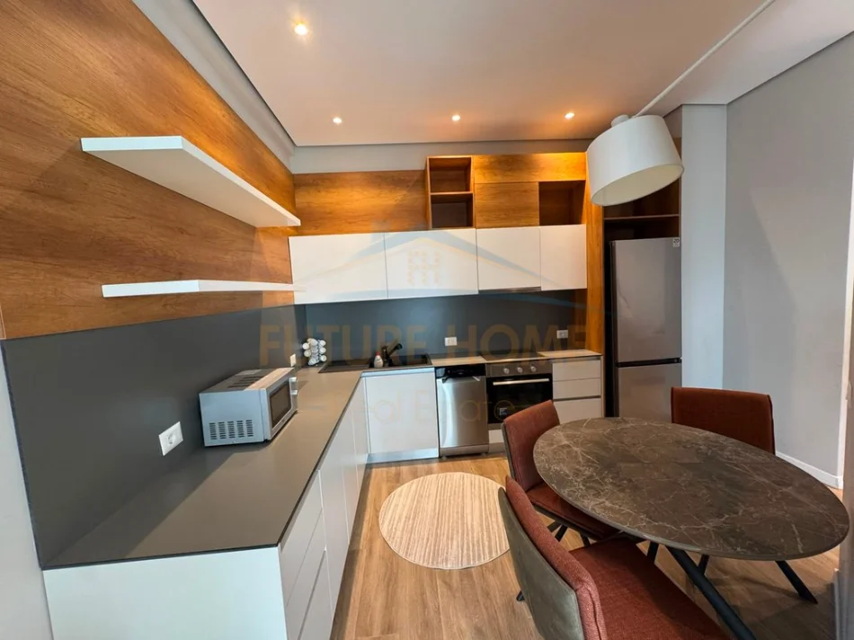 Tirane, jepet me qera apartament 2+1+Ballkon Kati 8, 96 m² 1.300 € (Rruga e Kavajes)
