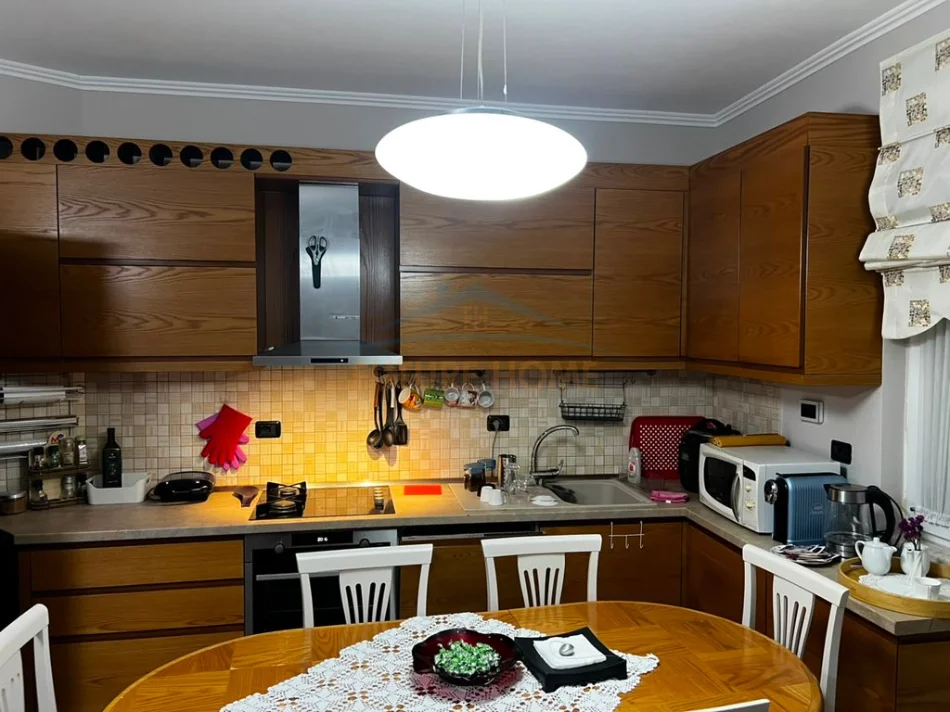 Tirane, jepet me qera apartament 2+1+Ballkon Kati 7, 105 m² 900 € (sheshi willson)