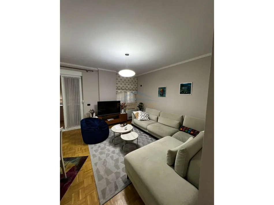 Tirane, jepet me qera apartament 2+1+Ballkon Kati 7, 105 m² 900 € (sheshi willson)