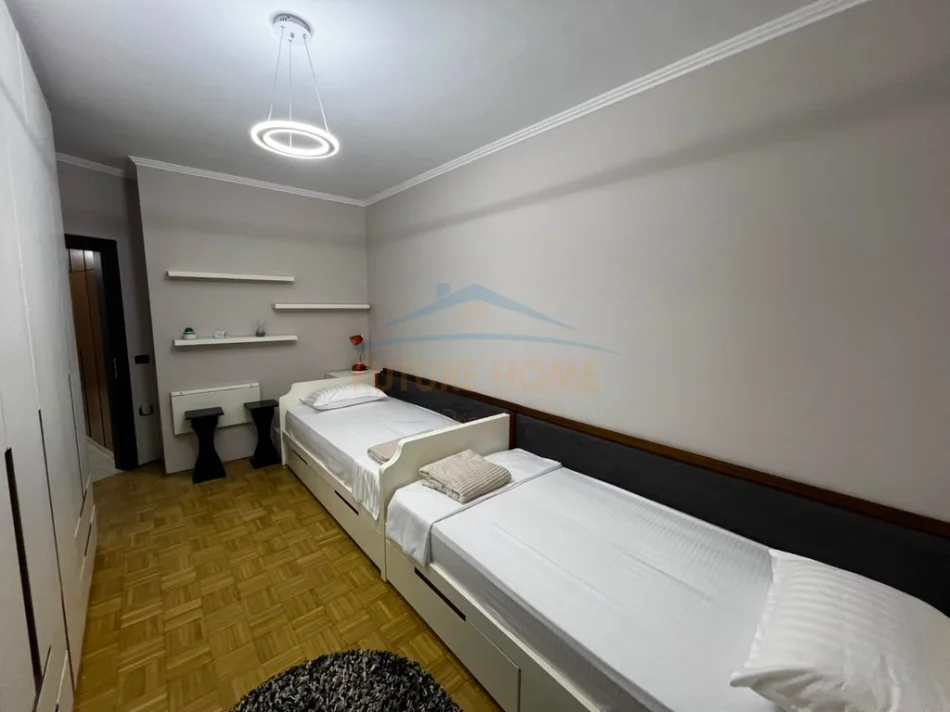 Tirane, jepet me qera apartament 2+1+Ballkon Kati 7, 105 m² 900 € (sheshi willson)