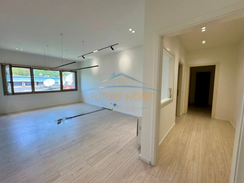 Tirane, jepet me qera zyre Kati 3, 118 m² 2.200 € (Rruga Themistokli Gjermenji)