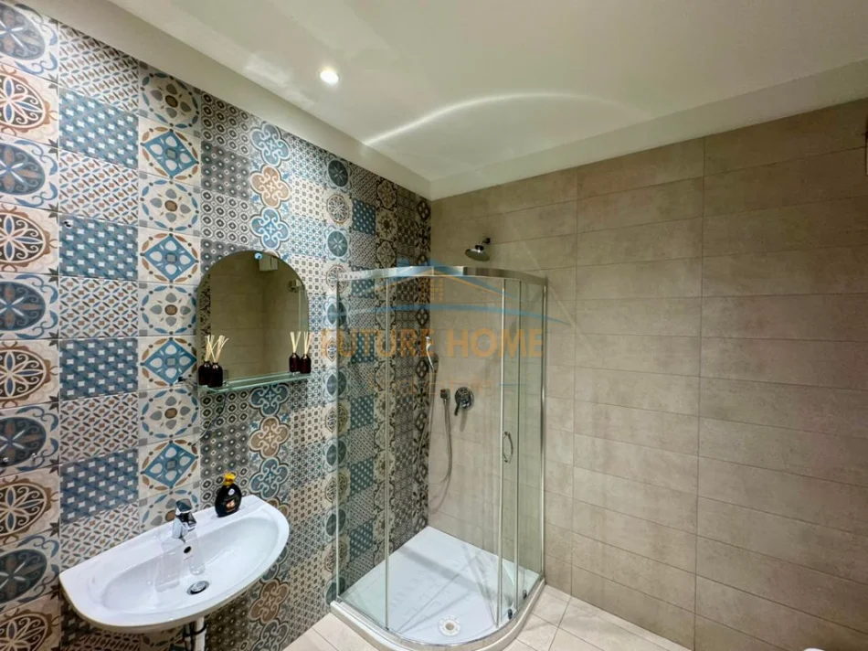 Tirane, jepet me qera zyre Kati 3, 118 m² 2.200 € (Rruga Themistokli Gjermenji)