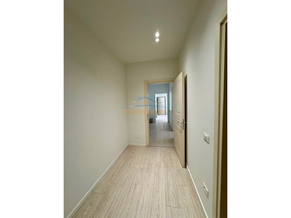 Tirane, jepet me qera zyre Kati 3, 118 m² 2.200 € (Rruga Themistokli Gjermenji)
