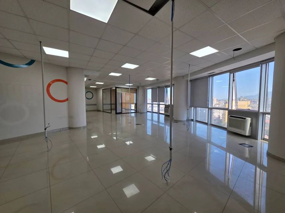 Tirane, jepet me qera ambjent biznesi Kati 9, 241 m² 1.500 € (Selvia)
