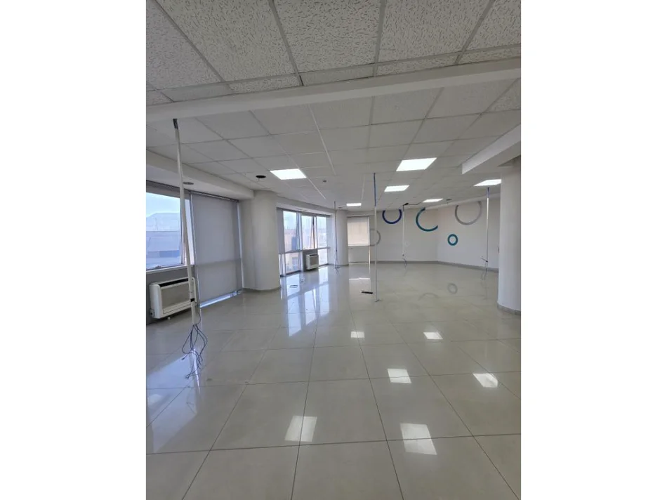 Tirane, jepet me qera zyre Kati 9, 242 m² 1.500 € (SELVIA)