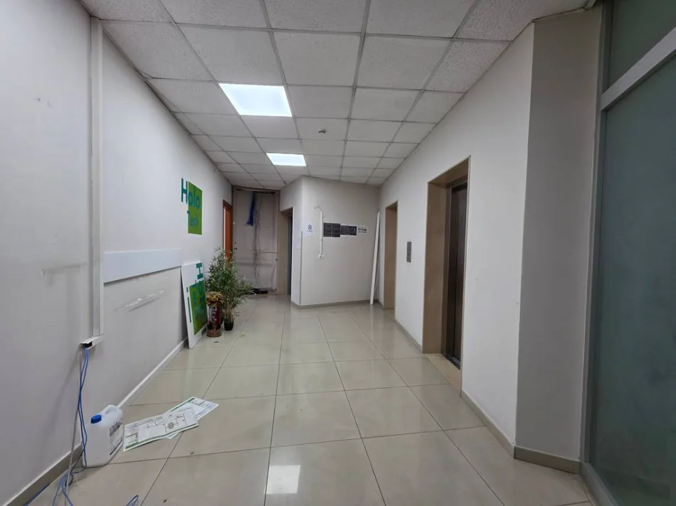 Tirane, jepet me qera ambjent biznesi Kati 9, 242 m² 1.500 € (Selvia)