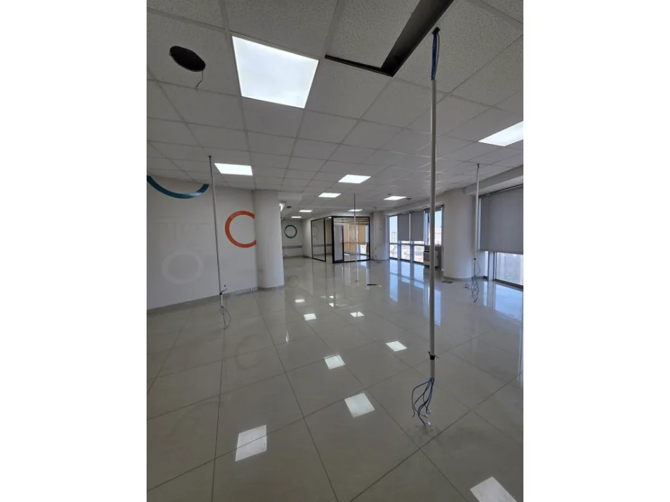 Tirane, jepet me qera ambjent biznesi Kati 9, 242 m² 1.500 € (Selvia)