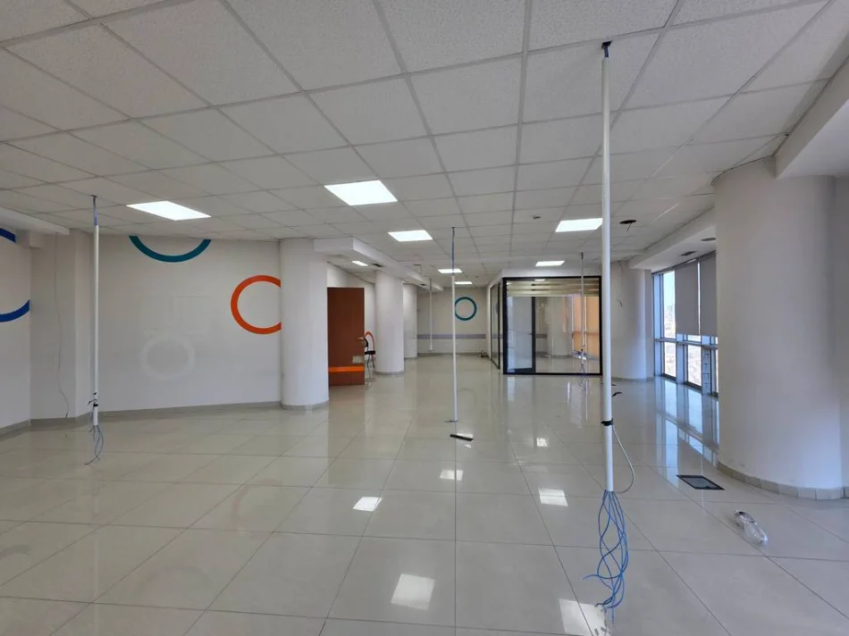 Tirane, jepet me qera ambjent biznesi Kati 9, 242 m² 1.500 € (Selvia)