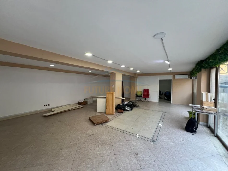Tirane, jepet me qera ambjent biznesi Kati 0, 185 m² 1.700 € (Pazari i ri)