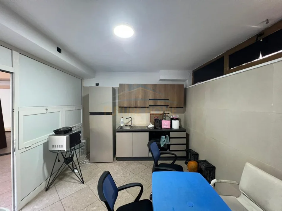 Tirane, jepet me qera ambjent biznesi Kati 0, 185 m² 1.700 € (Pazar i ri)