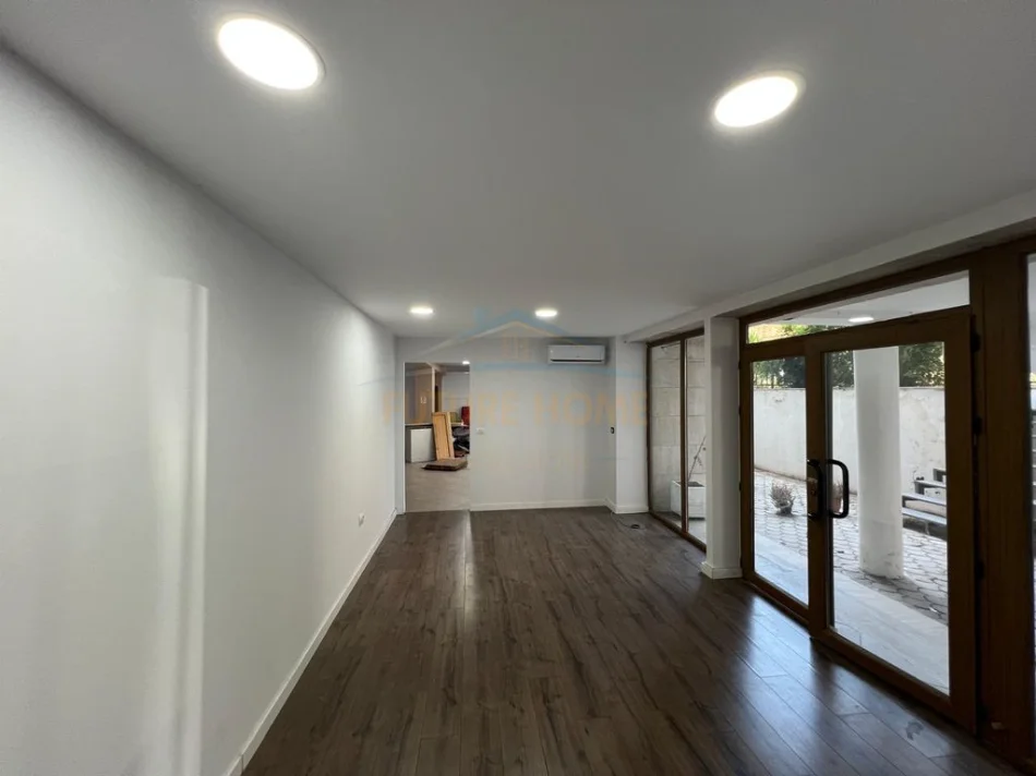 Tirane, jepet me qera ambjent biznesi Kati 0, 185 m² 1.700 € (Pazar i ri)