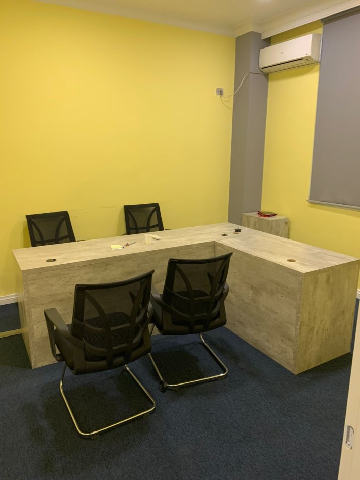 Tirane, jepet me qera zyre Kati 0, 200 m² 2.500 € (Bllok)