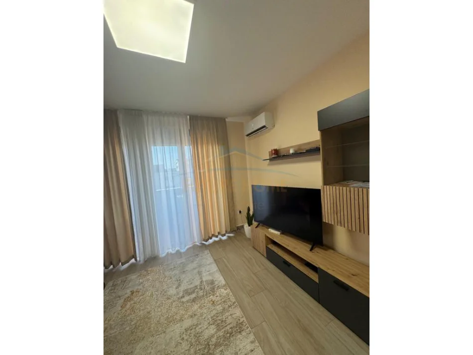 Tirane, jepet me qera apartament 2+1+Ballkon Kati 2, 106 m² 650 € (rruga e dibres)