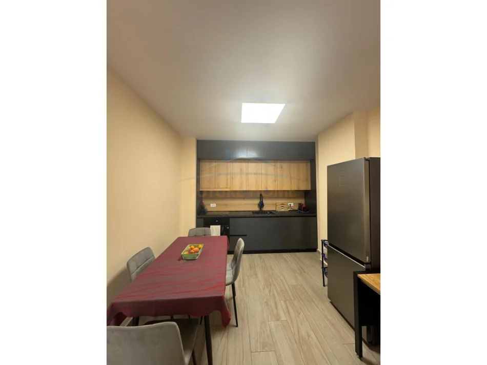 Tirane, jepet me qera apartament 2+1 Kati 2, 105 m² 650 € (Rruga Kongresi i Manastirt)