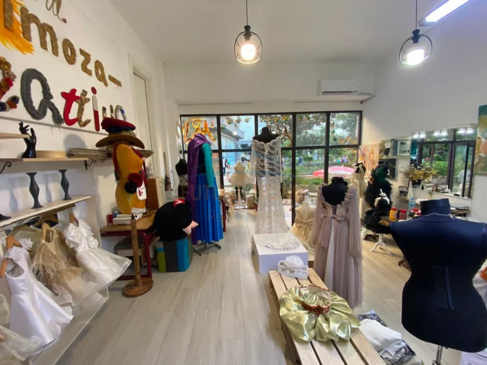 Tirane, jepet me qera dyqan Kati 0, 34 m² 450 € (Prane kompleksit Kika)