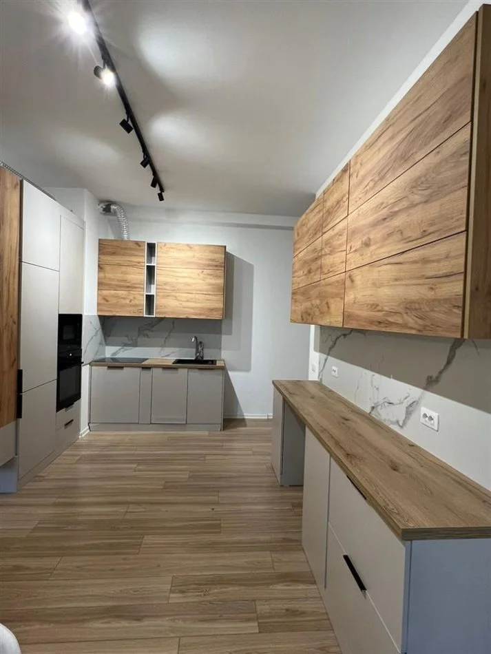 21 Dhjetori ofrojme per qira apartament 3+1