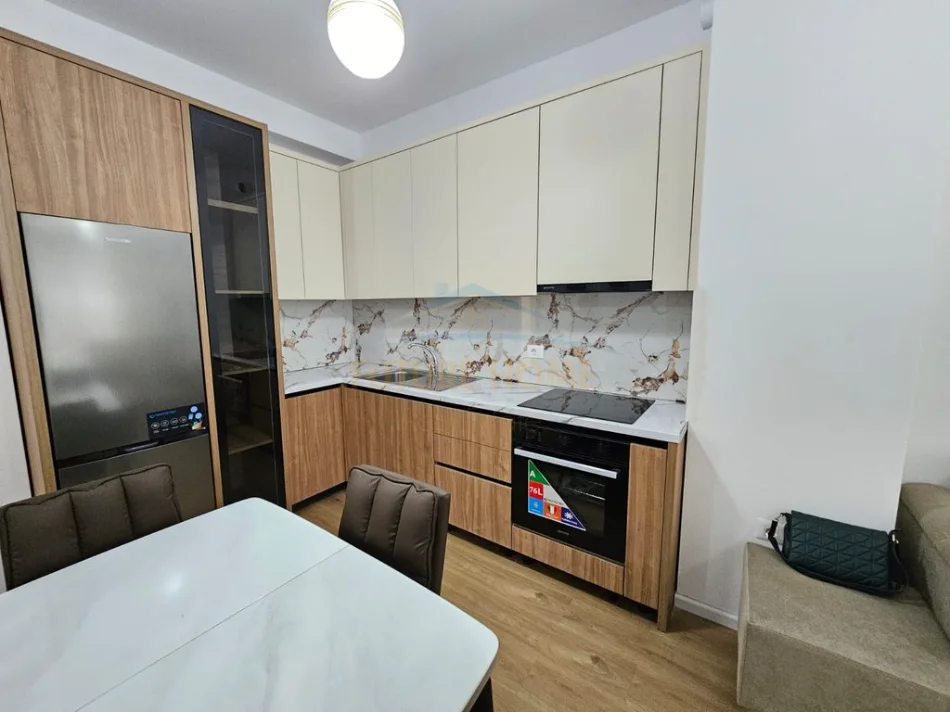 Tirane, jepet me qera apartament 1+1+Ballkon Kati 4, 45 m² 450 € (Ali Demi)