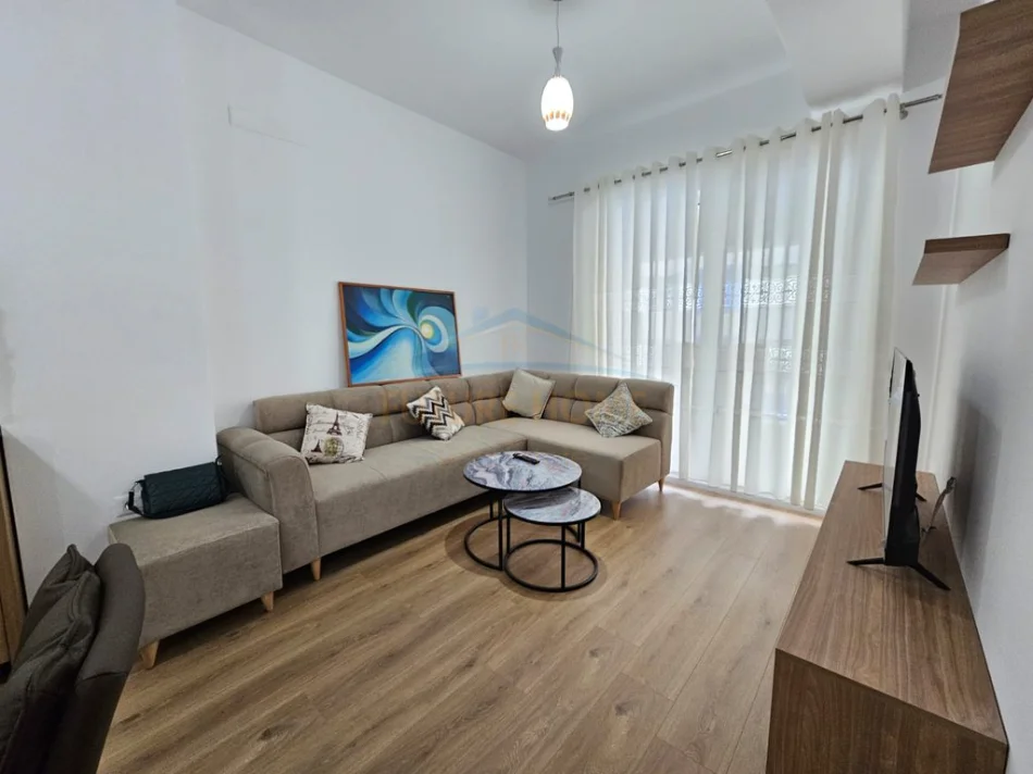 Tirane, jepet me qera apartament 1+1+Ballkon Kati 4, 45 m² 450 € (rezidenca kadiu)