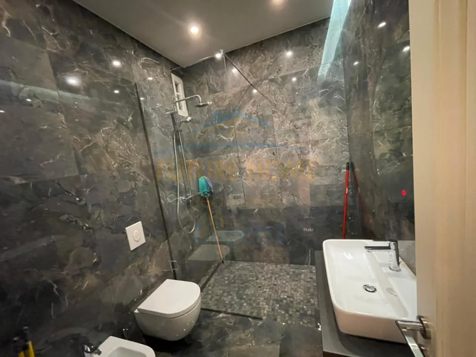Tirane, jepet me qera apartament 1+1+Ballkon Kati 1, 64 m² 700 € (Kopshti Botanik)