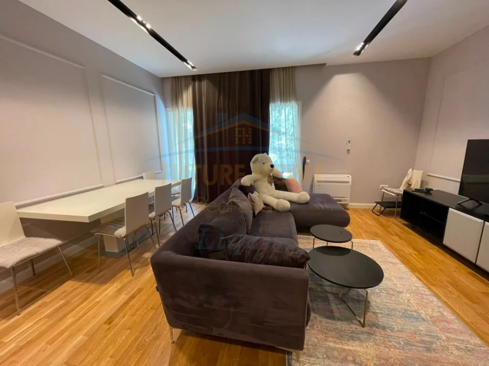 Tirane, jepet me qera apartament 1+1+Ballkon Kati 1, 64 m² 700 € (Kopshti Botanik)