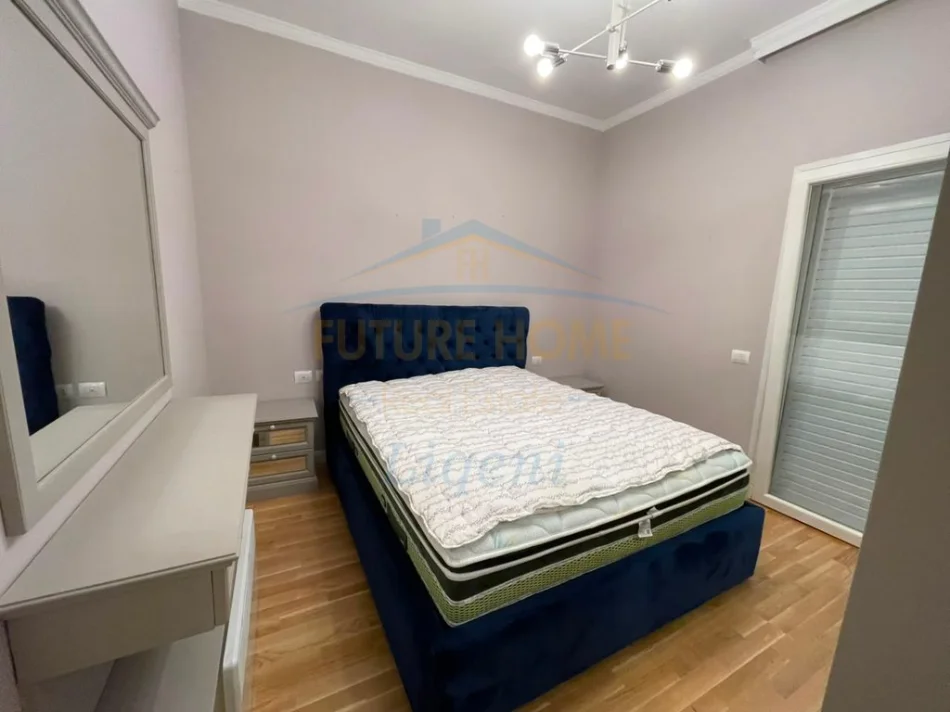 Tirane, jepet me qera apartament 1+1+Ballkon Kati 1, 64 m² 700 € (Kopshti Botanik)